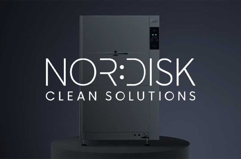Nordisk Clean Solutions logotyp och produktbild mot en mörk bakgrund för deras kundcase hos INKA.