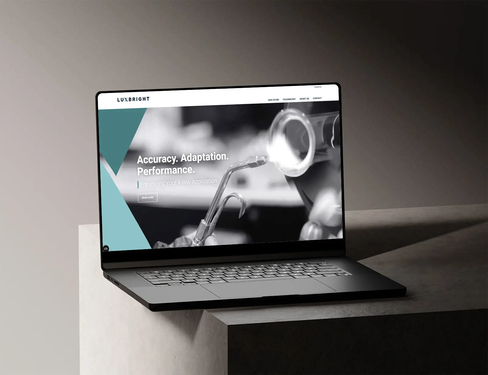 Mockup av Luxbrights webbplats på en laptop mot ett stenblock. Klicka för att se kundcaset av INKA webbyrå Malmö.